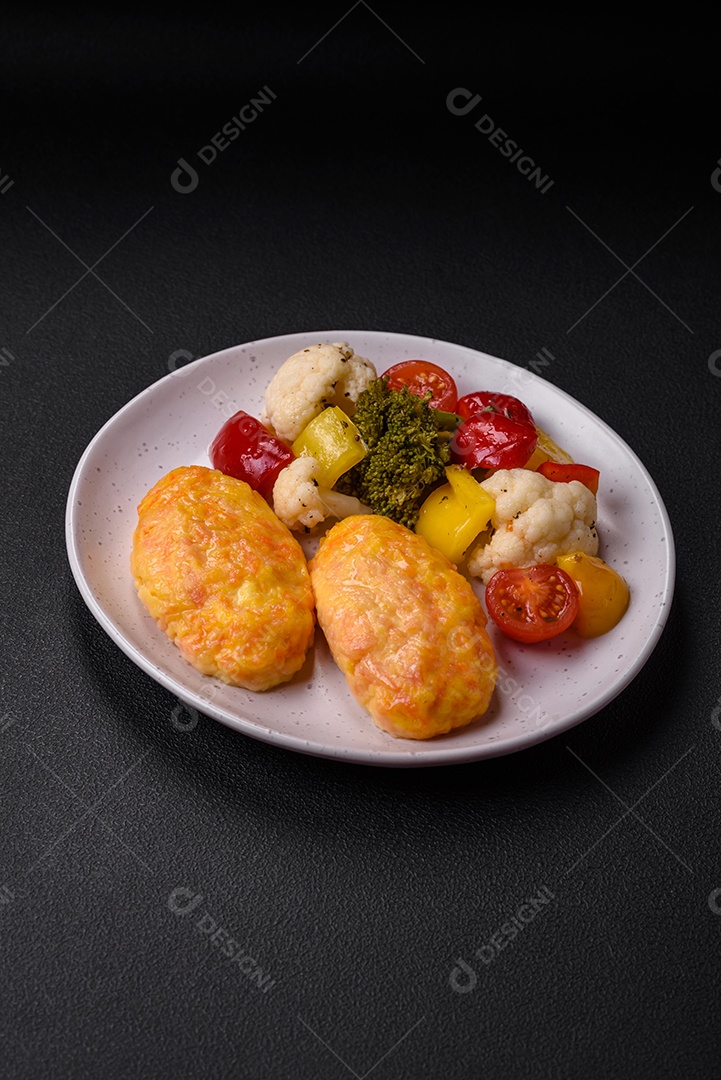 Deliciosas costeletas de vapor com cenoura, queijo, sal e especiarias sobre um fundo escuro de concreto