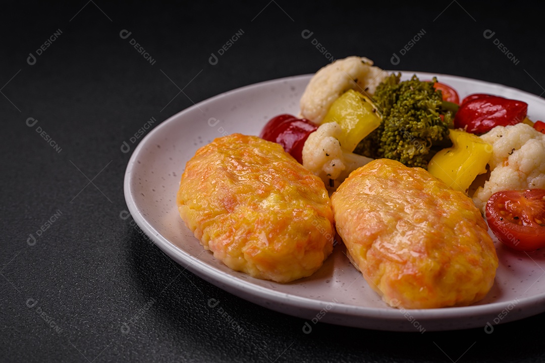 Deliciosas costeletas de vapor com cenoura, queijo, sal e especiarias sobre um fundo escuro de concreto