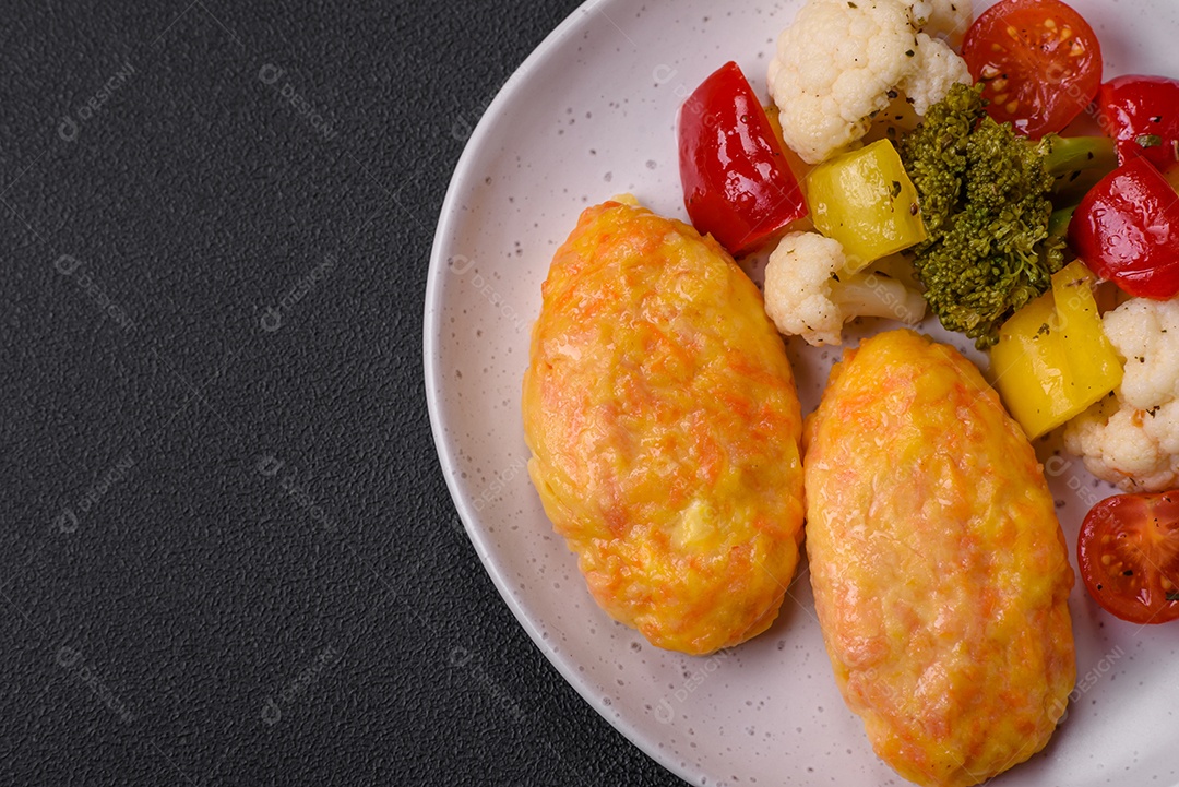 Deliciosas costeletas de vapor com cenoura, queijo, sal e especiarias sobre um fundo escuro de concreto