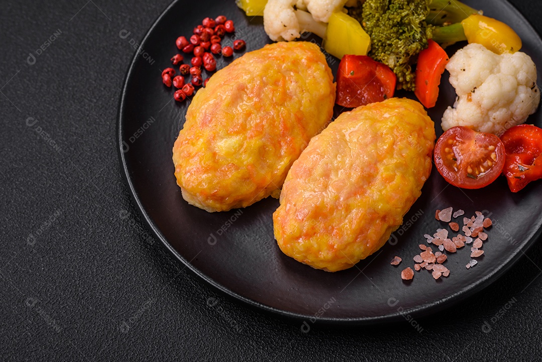 Deliciosas costeletas de vapor com cenoura, queijo, sal e especiarias sobre um fundo escuro de concreto