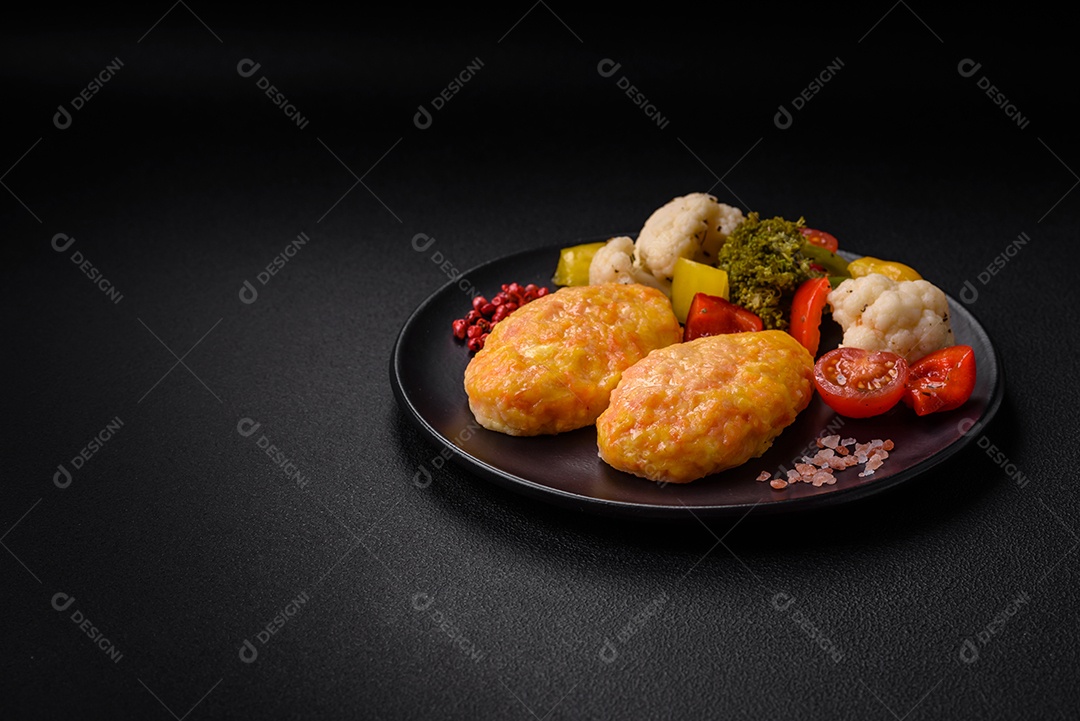 Deliciosas costeletas de vapor com cenoura, queijo, sal e especiarias sobre um fundo escuro de concreto