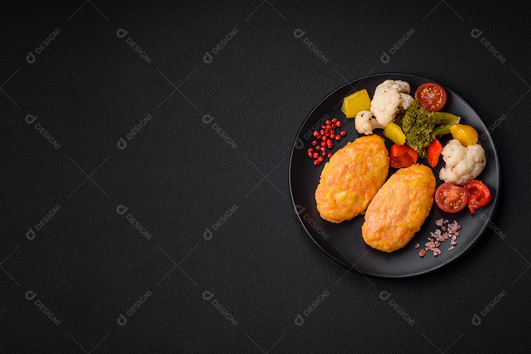 Deliciosas costeletas de vapor com cenoura, queijo, sal e especiarias sobre um fundo escuro de concreto