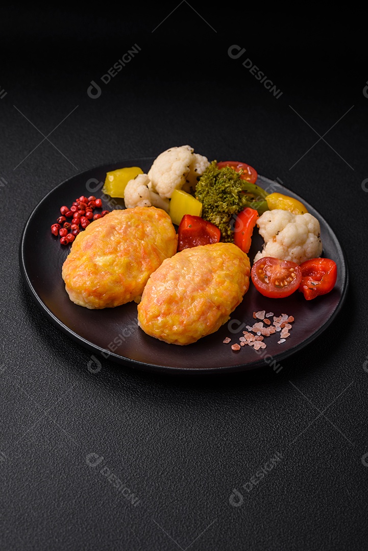 Deliciosas costeletas de vapor com cenoura, queijo, sal e especiarias sobre um fundo escuro de concreto