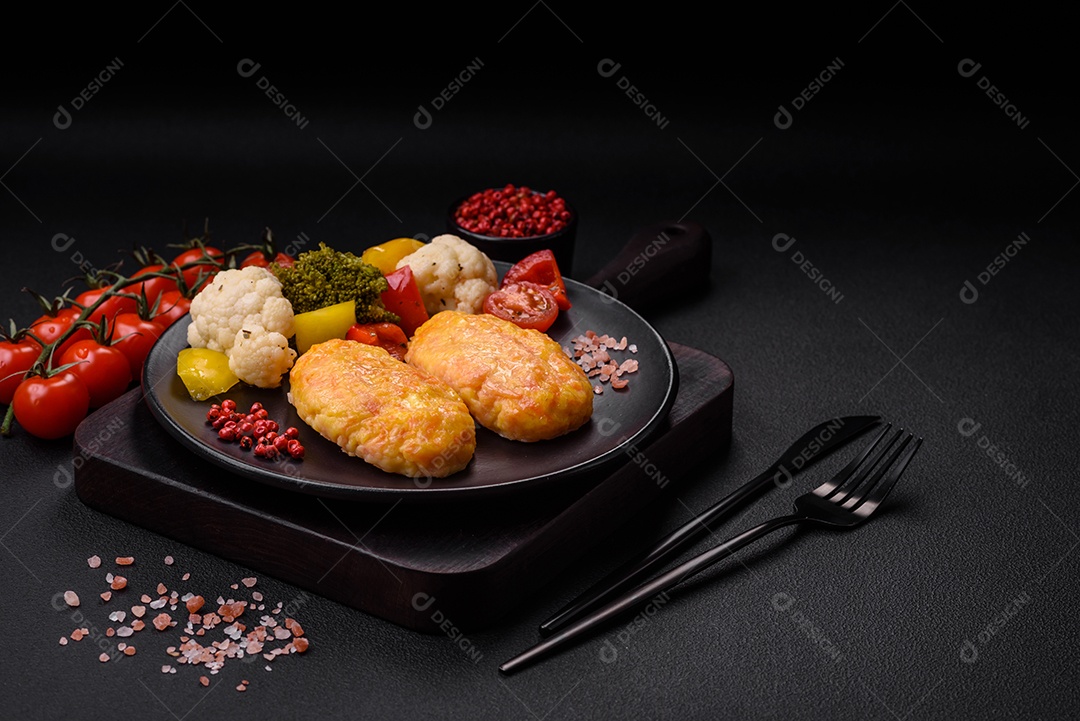 Deliciosas costeletas de vapor com cenoura, queijo, sal e especiarias sobre um fundo escuro de concreto