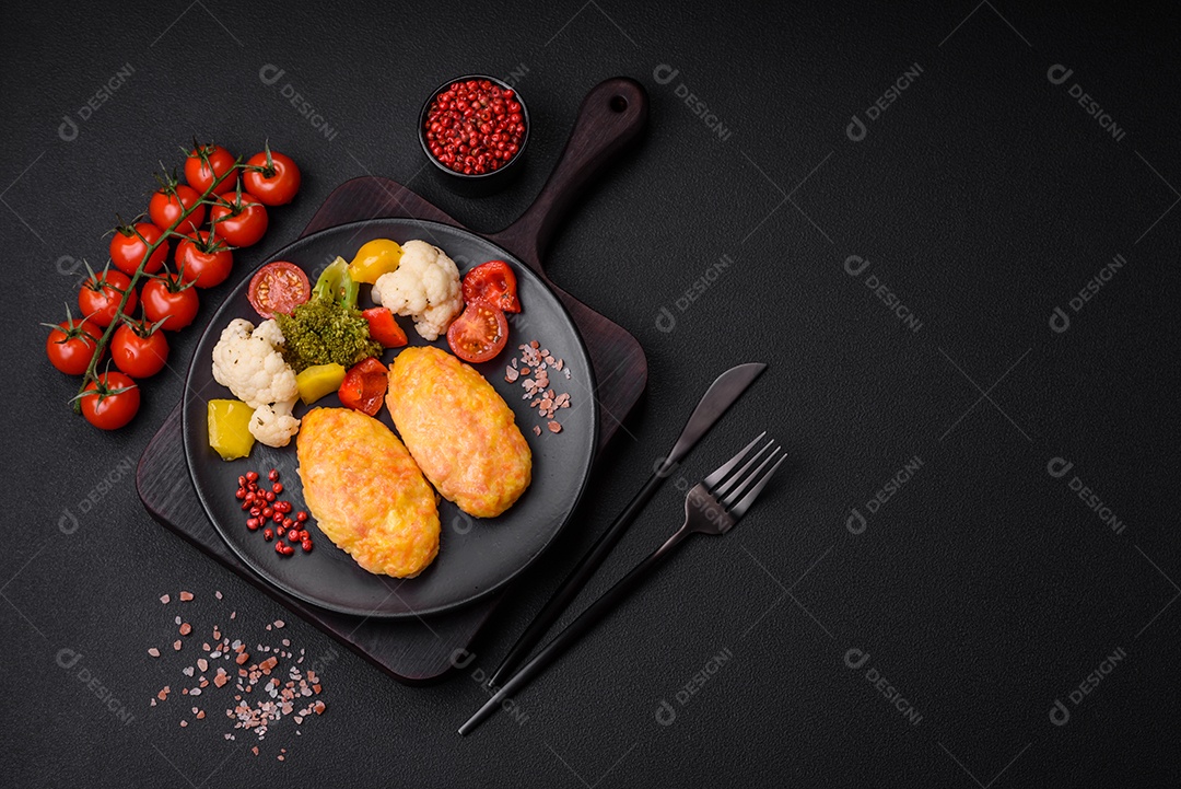 Deliciosas costeletas de vapor com cenoura, queijo, sal e especiarias sobre um fundo escuro de concreto