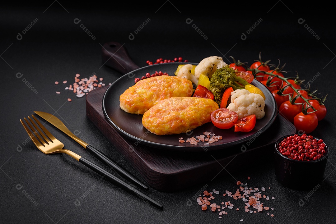 Deliciosas costeletas de vapor com cenoura, queijo, sal e especiarias sobre um fundo escuro de concreto