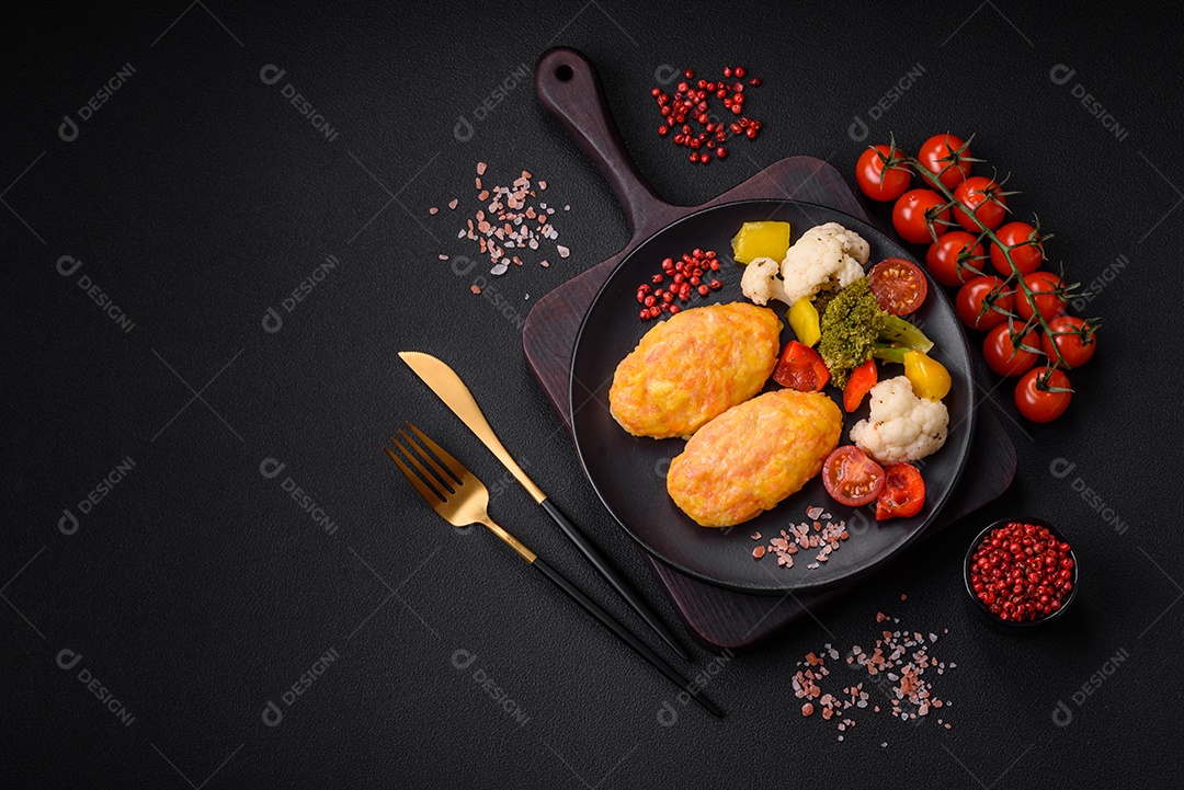 Deliciosas costeletas de vapor com cenoura, queijo, sal e especiarias sobre um fundo escuro de concreto