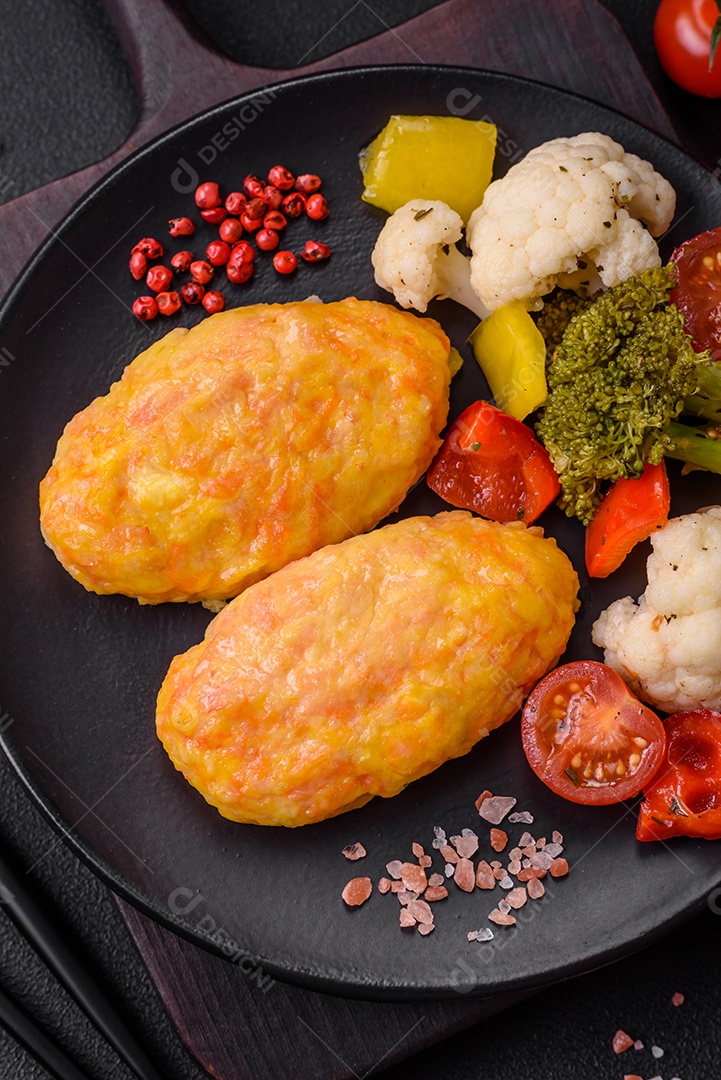 Deliciosas costeletas de vapor com cenoura, queijo, sal e especiarias sobre um fundo escuro de concreto