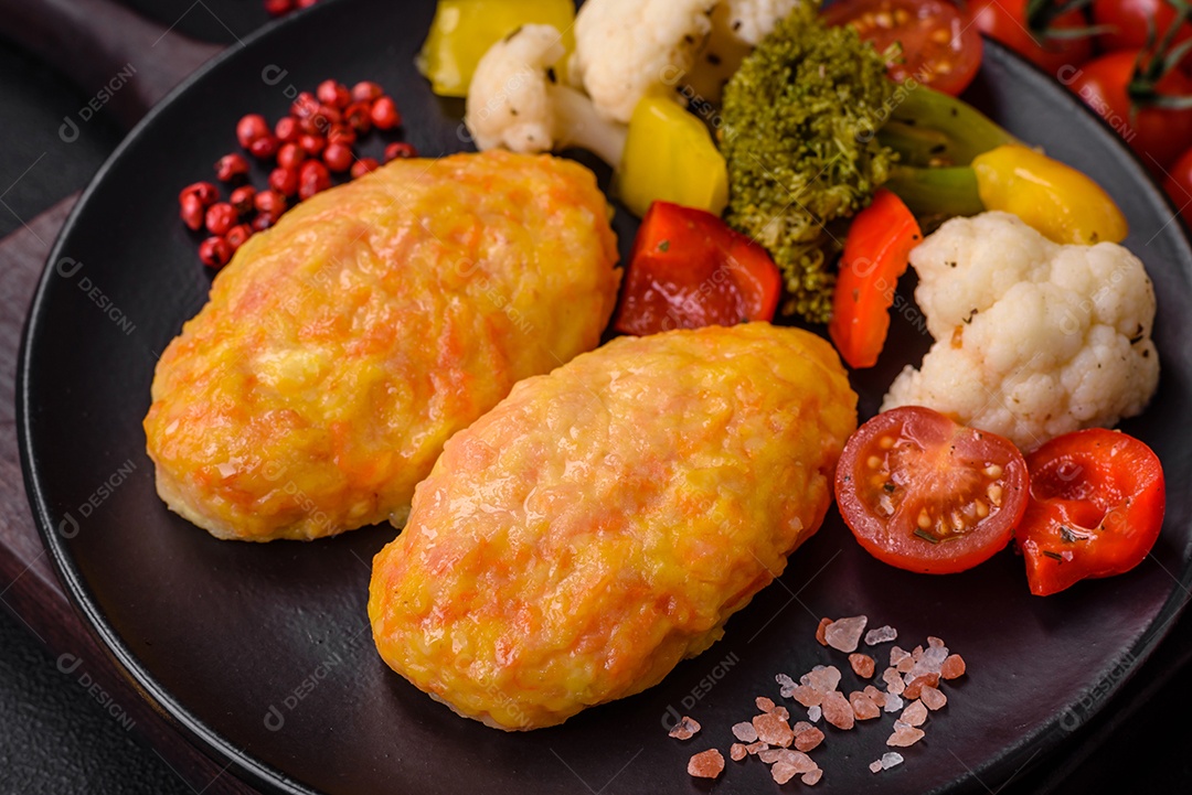 Deliciosas costeletas de vapor com cenoura, queijo, sal e especiarias sobre um fundo escuro de concreto