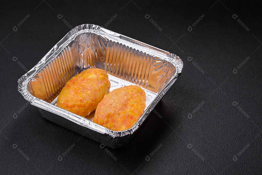 Deliciosas costeletas de vapor com cenoura, queijo, sal e especiarias sobre um fundo escuro de concreto