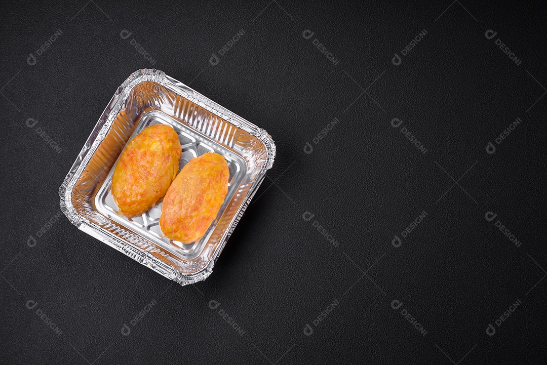 Deliciosas costeletas de vapor com cenoura, queijo, sal e especiarias sobre um fundo escuro de concreto