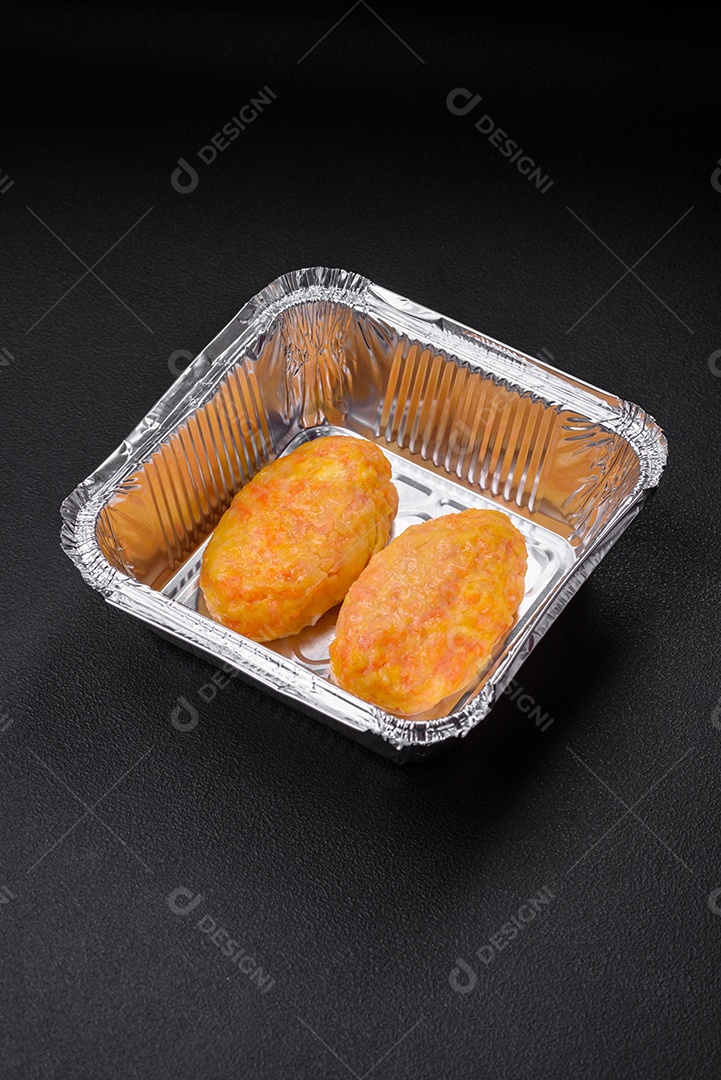 Deliciosas costeletas de vapor com cenoura, queijo, sal e especiarias sobre um fundo escuro de concreto