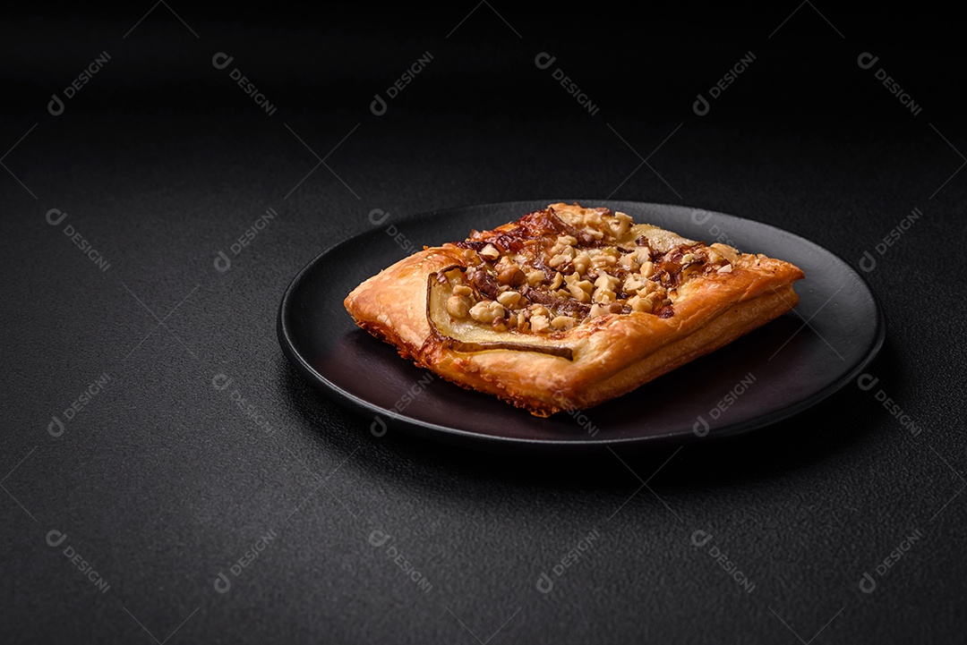 Deliciosa torta doce fresca ou pizza com pera, queijo brie, mel e nozes sobre um fundo escuro de concreto