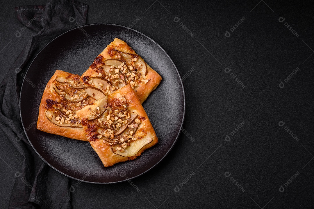 Deliciosa torta doce fresca ou pizza com pera, queijo brie, mel e nozes sobre um fundo escuro de concreto