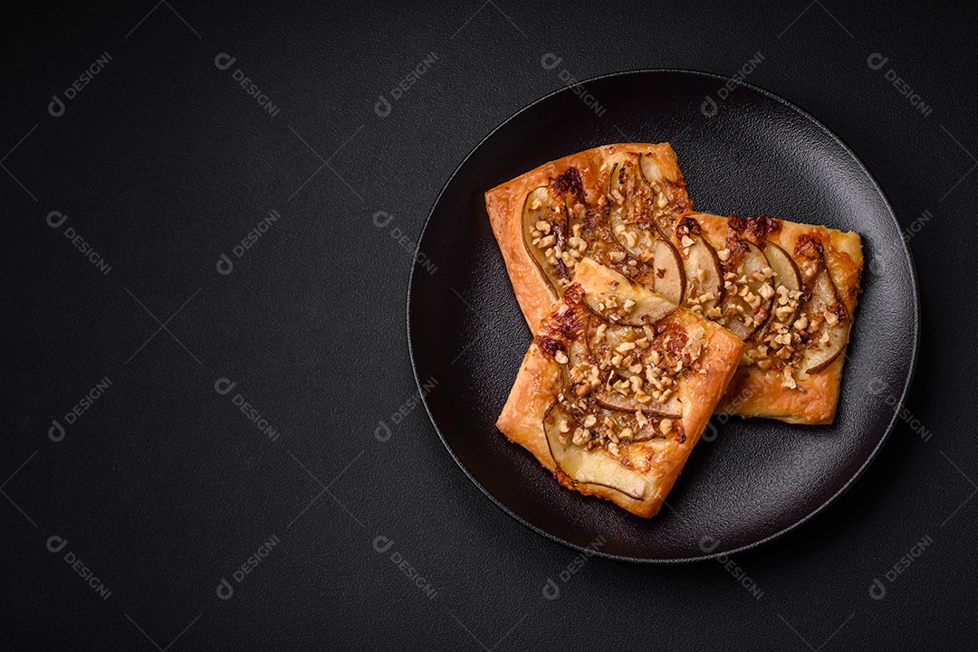 Deliciosa torta doce fresca ou pizza com pera, queijo brie, mel e nozes sobre um fundo escuro de concreto