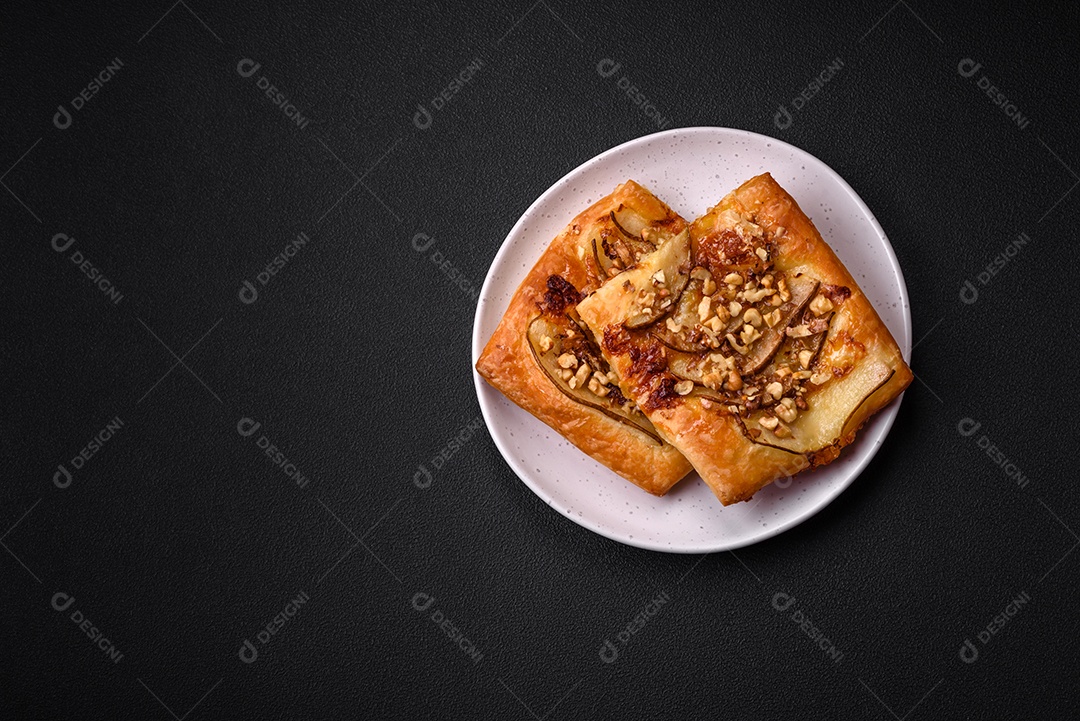 Deliciosa torta doce fresca ou pizza com pera, queijo brie, mel e nozes sobre um fundo escuro de concreto