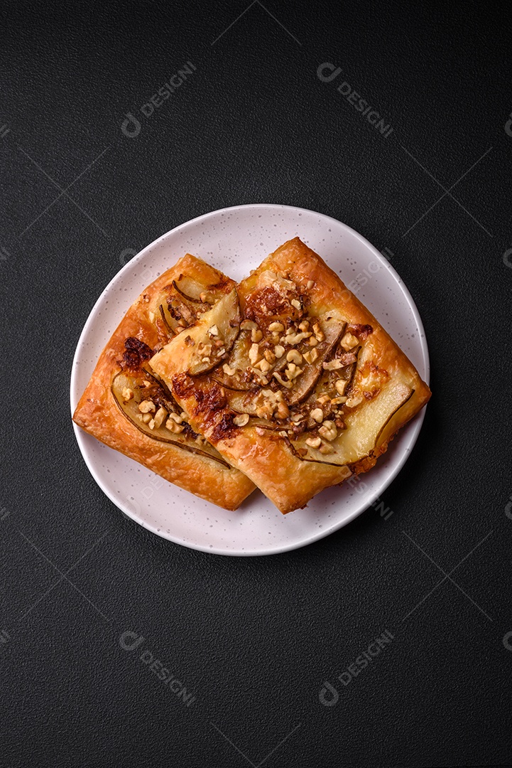Deliciosa torta doce fresca ou pizza com pera, queijo brie, mel e nozes sobre um fundo escuro de concreto