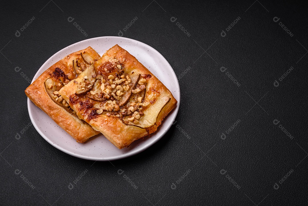 Deliciosa torta doce fresca ou pizza com pera, queijo brie, mel e nozes sobre um fundo escuro de concreto