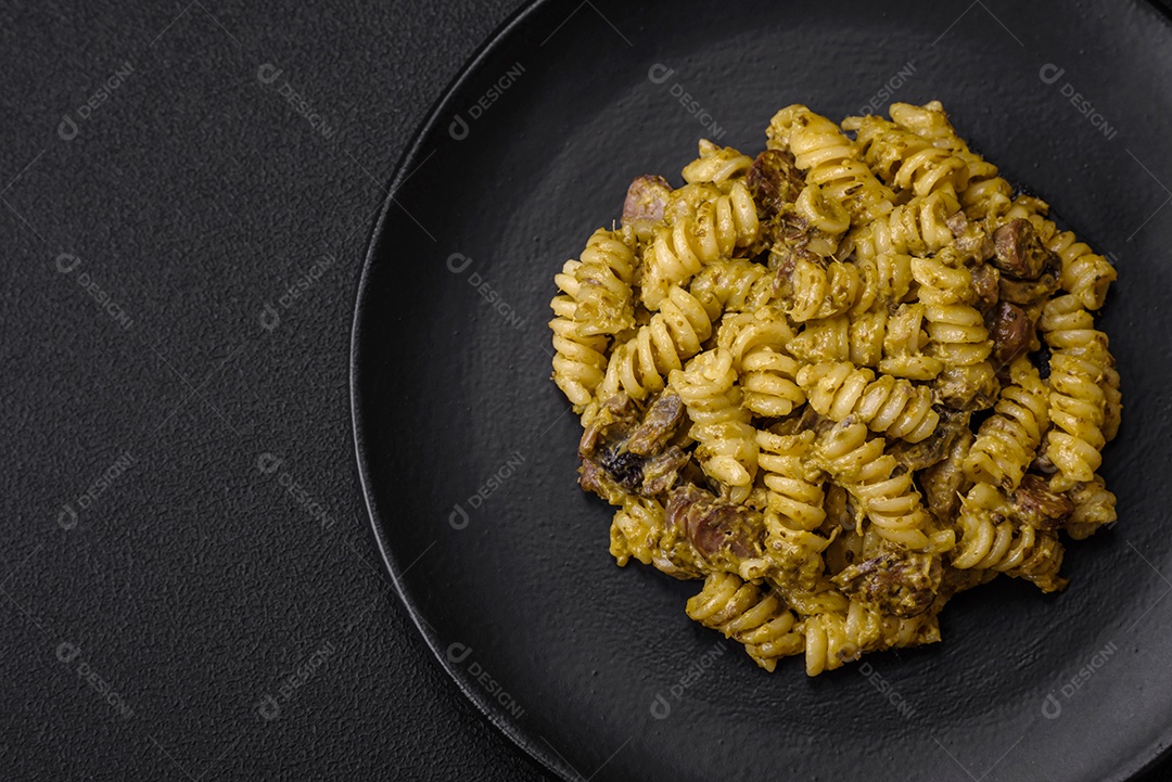 Deliciosa massa fusilli com molho pesto verde