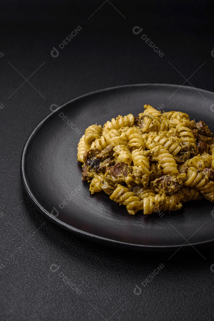 Deliciosa massa fusilli com molho pesto verde