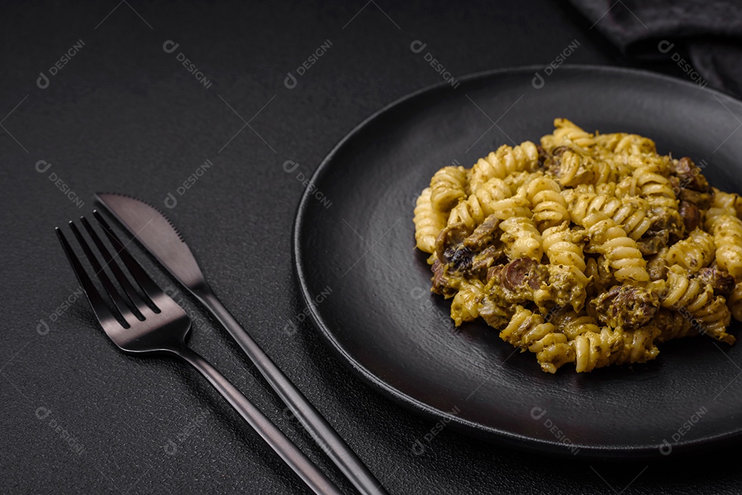 Deliciosa massa fusilli com molho pesto verde