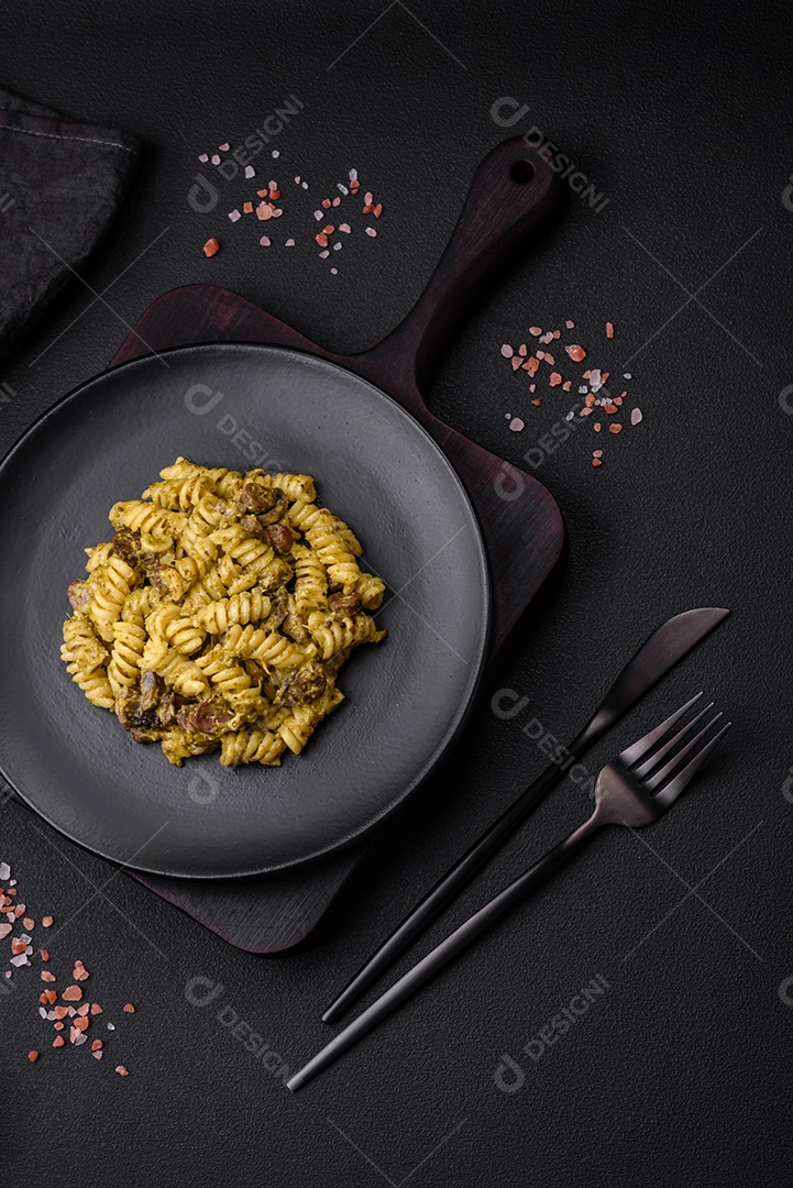 Deliciosa massa fusilli com molho pesto verde