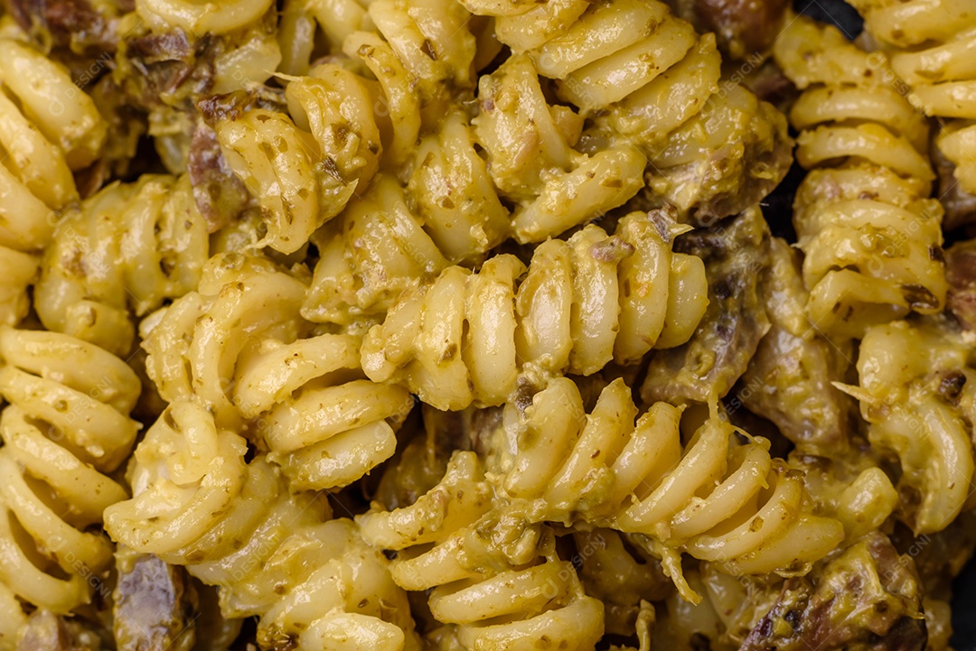 Deliciosa massa fusilli com molho pesto verde