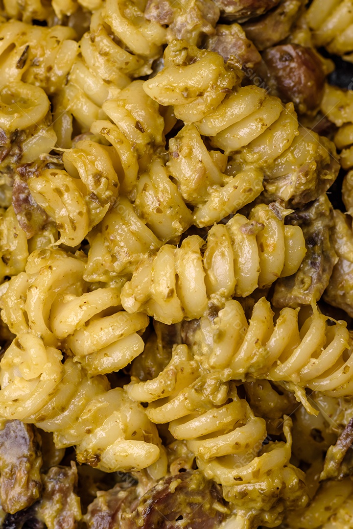 Deliciosa massa fusilli com molho pesto verde