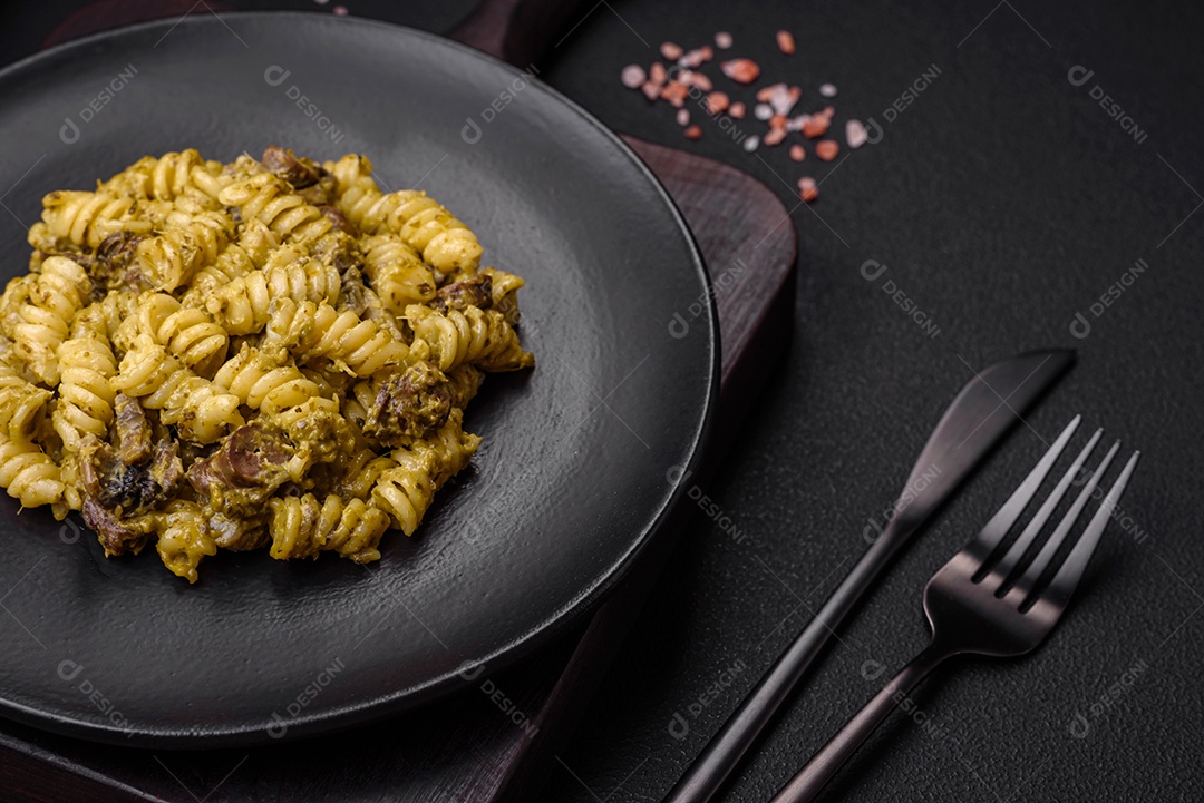 Deliciosa massa fusilli com molho pesto verde