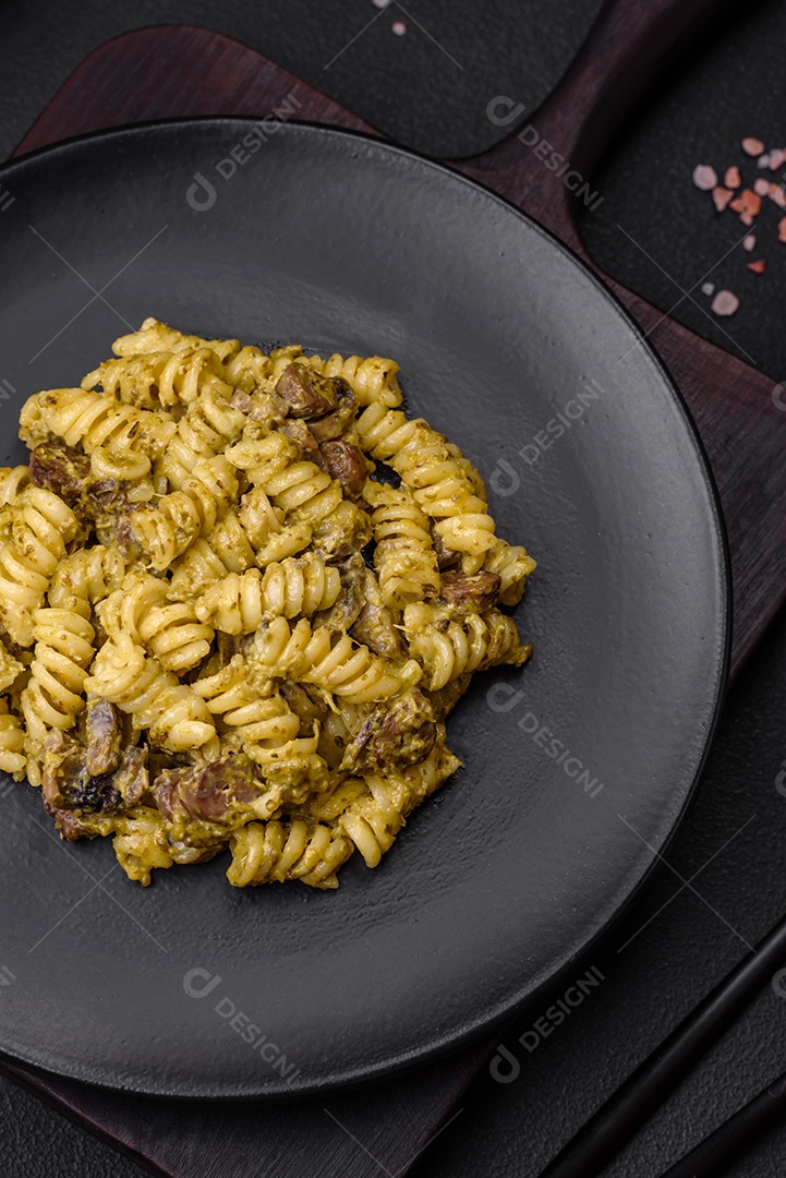 Deliciosa massa fusilli com molho pesto verde
