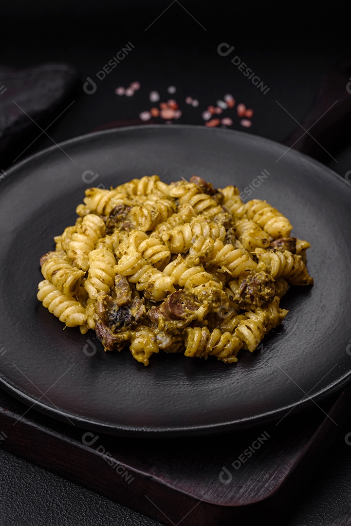 Deliciosa massa fusilli com molho pesto verde