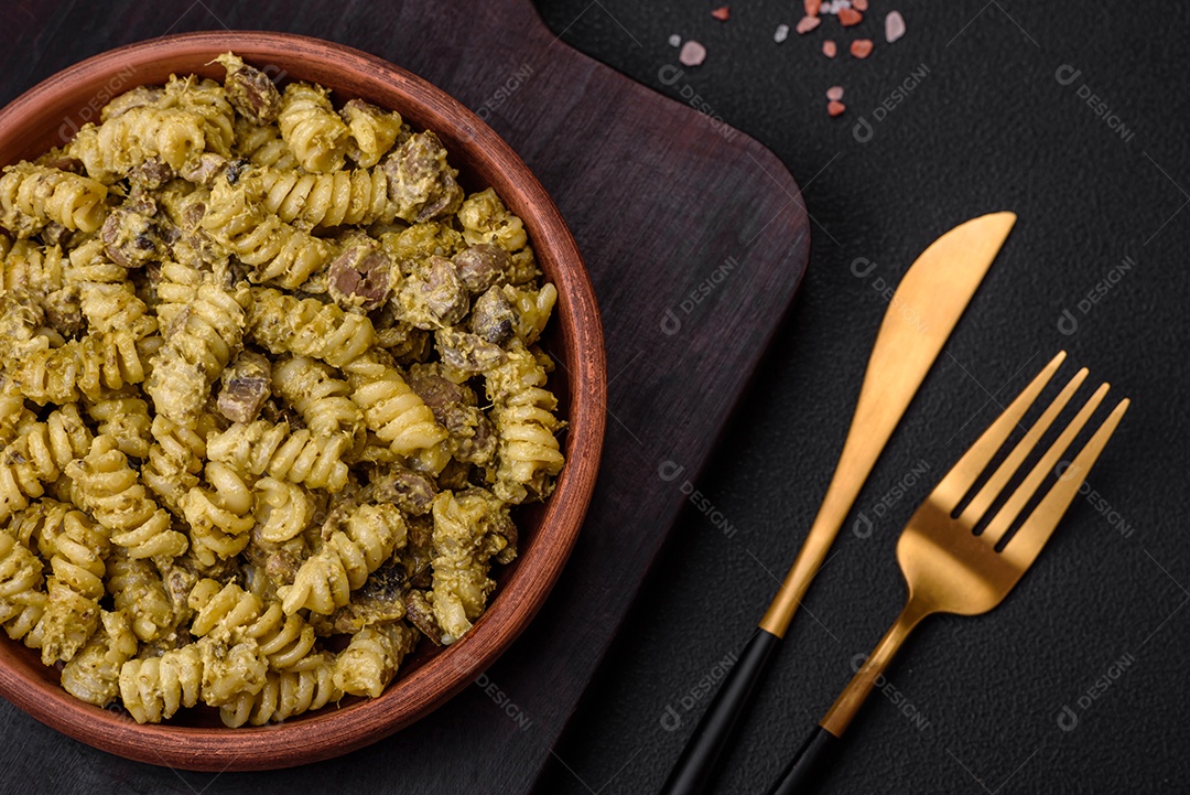 Deliciosa massa fusilli com molho pesto verde