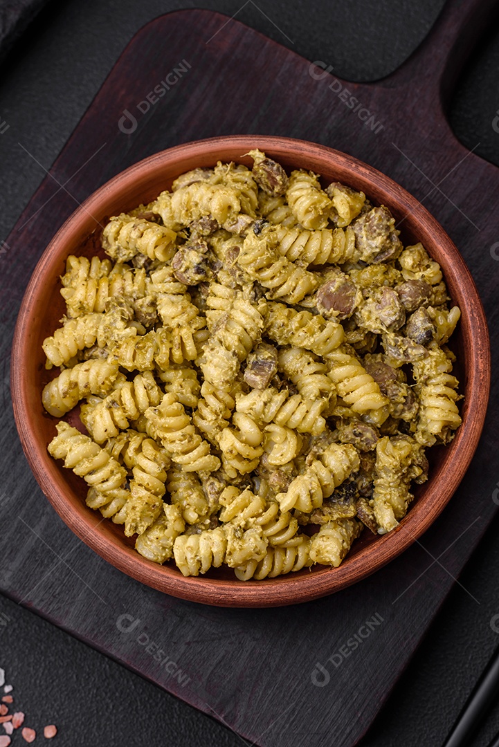 Deliciosa massa fusilli com molho pesto verde