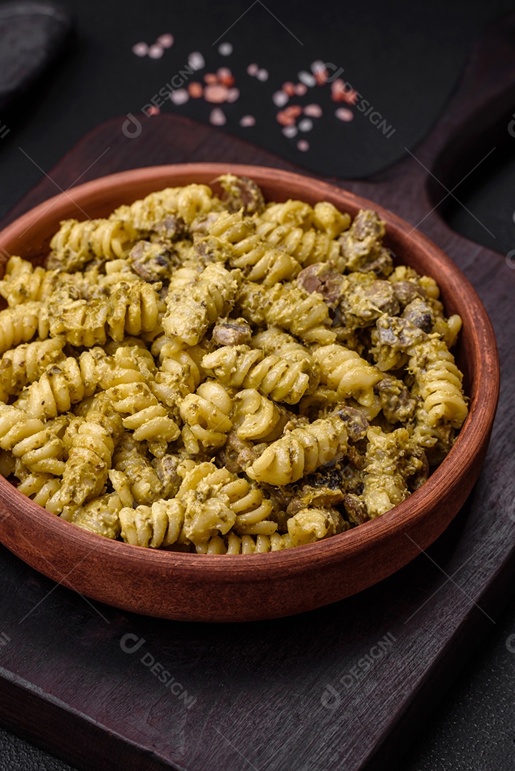 Deliciosa massa fusilli com molho pesto verde