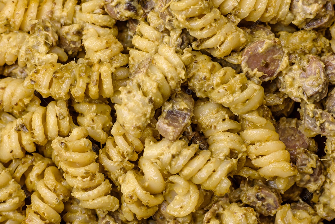 Deliciosa massa fusilli com molho pesto verde