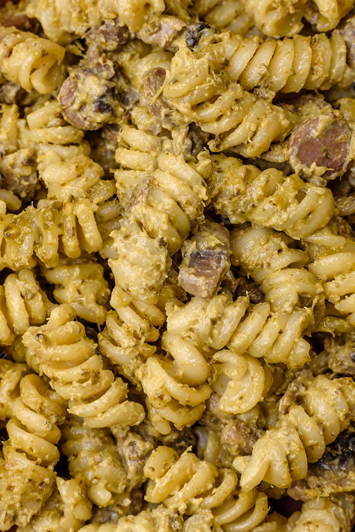 Deliciosa massa fusilli com molho pesto verde