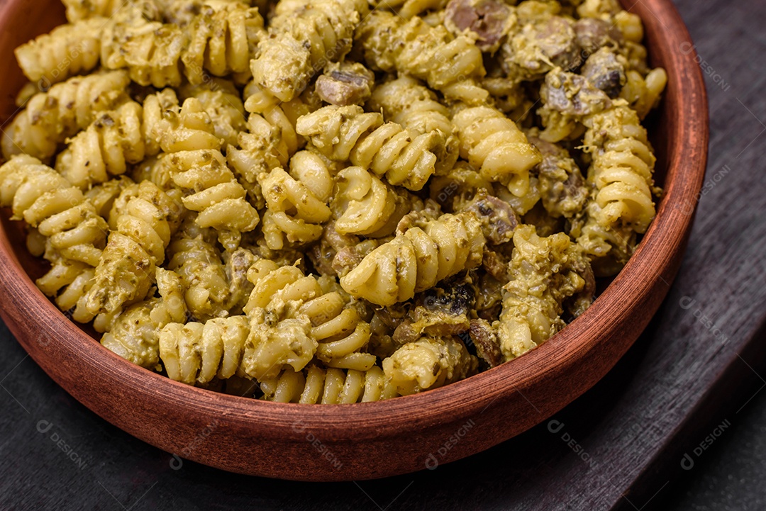 Deliciosa massa fusilli com molho pesto verde