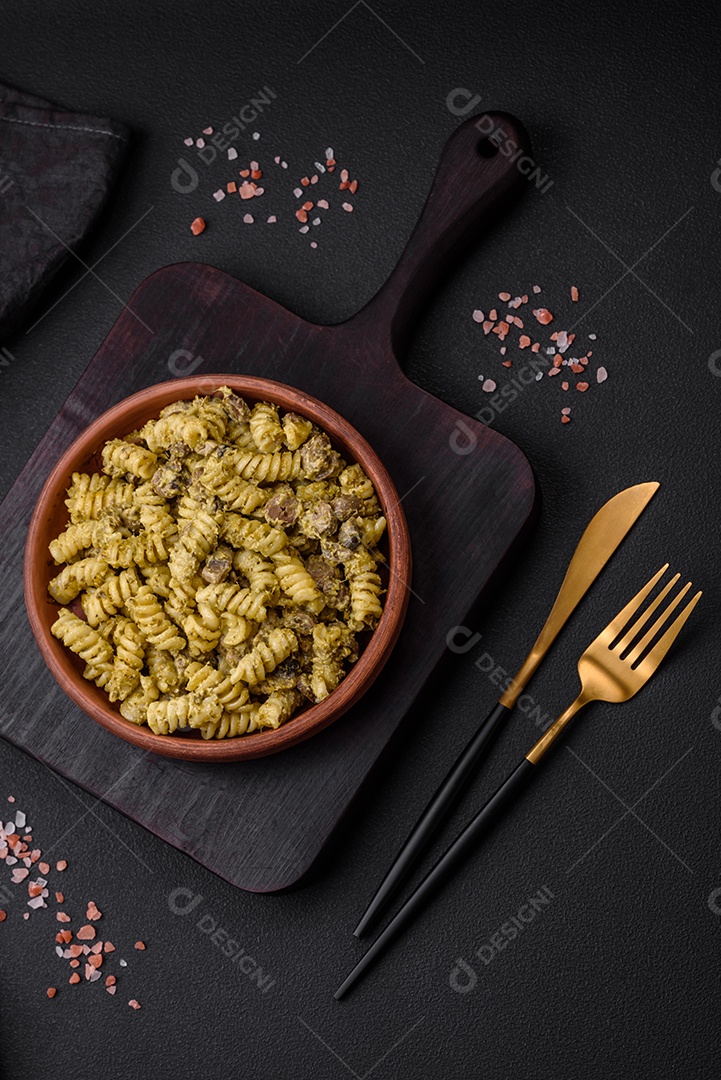 Deliciosa massa fusilli com molho pesto verde