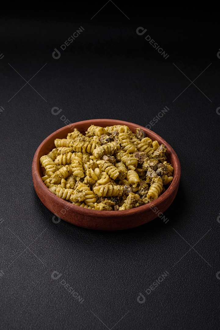 Deliciosa massa fusilli com molho pesto verde