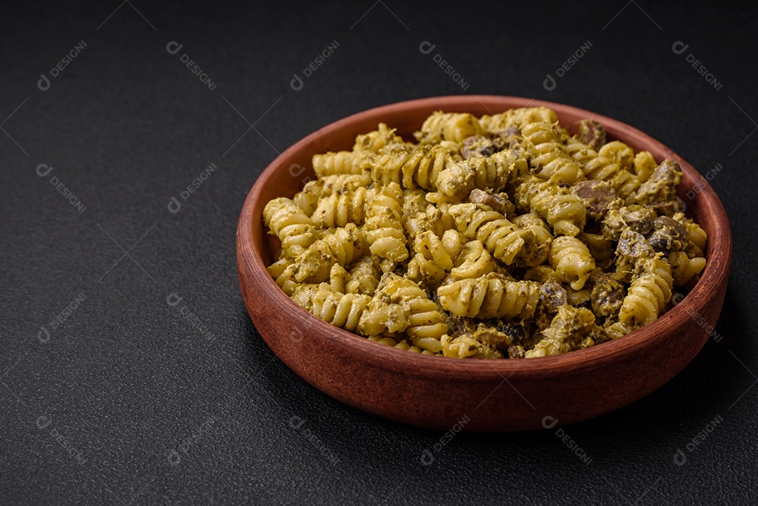 Deliciosa massa fusilli com molho pesto verde