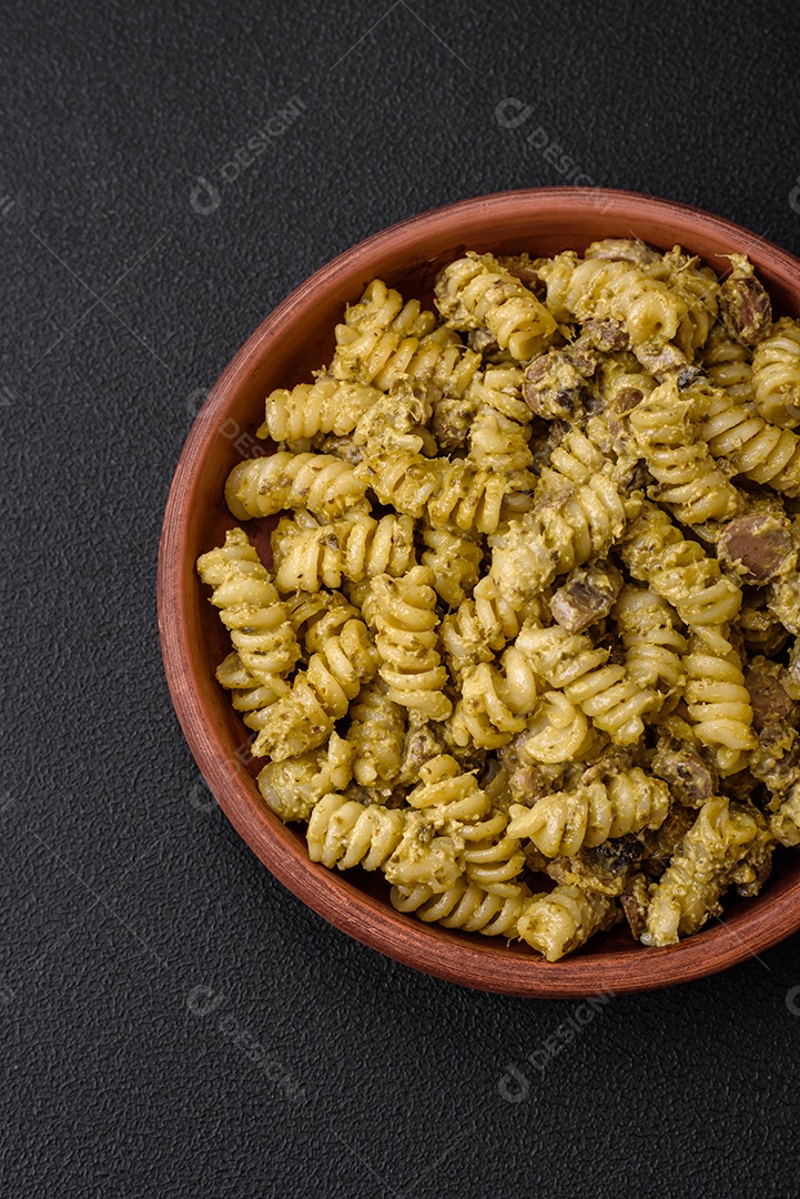 Deliciosa massa fusilli com molho pesto verde