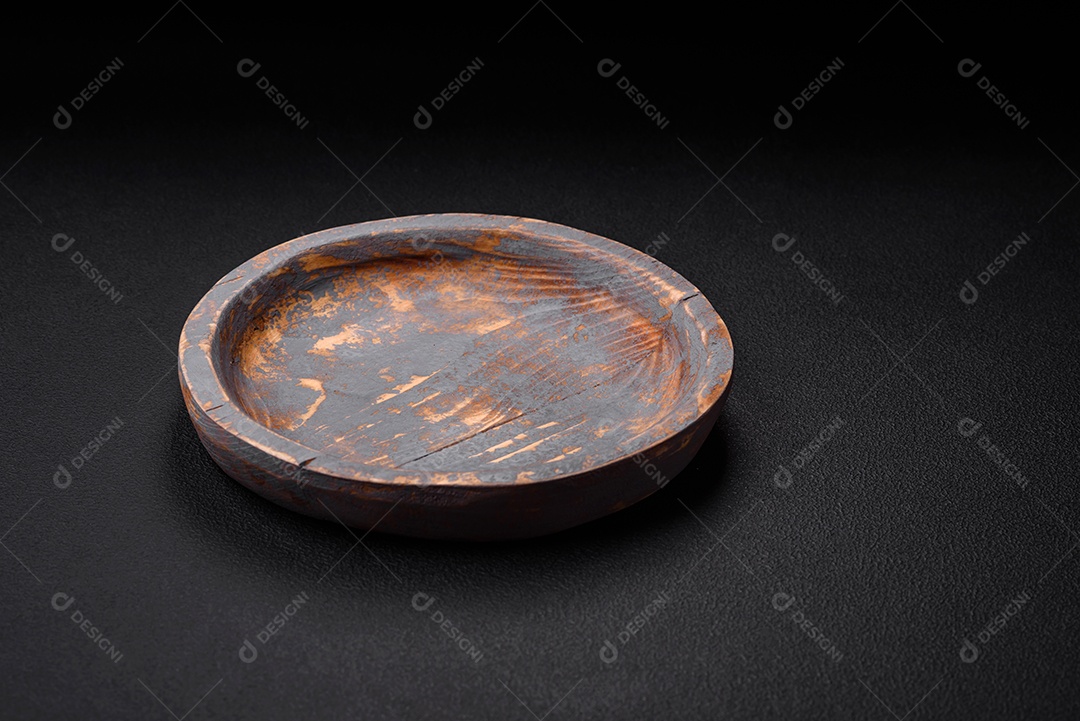 Prato de madeira vazio, faca, garfo e tábua de corte em fundo de concreto texturizado