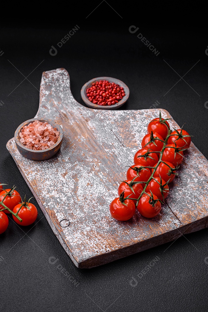 Faca garfo e tábua sal pimenta e outros ingredientes localizados em um fundo de concreto texturizado