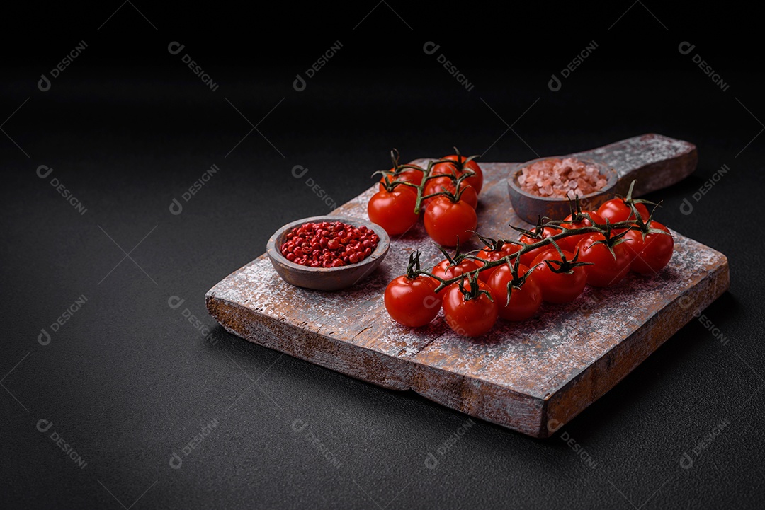Faca garfo e tábua sal pimenta e outros ingredientes localizados em um fundo de concreto texturizado