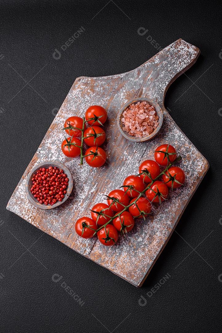 Faca garfo e tábua sal pimenta e outros ingredientes localizados em um fundo de concreto texturizado