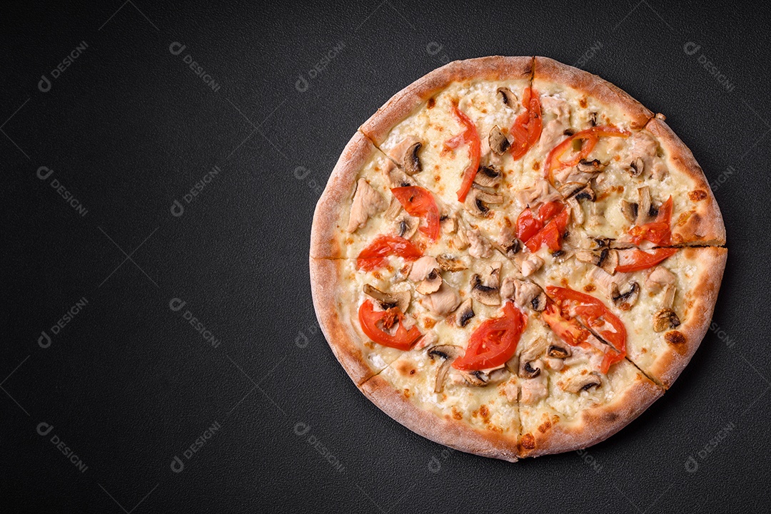 Deliciosa pizza com frango, tomate e queijo com sal e molho sobre um fundo escuro de concreto