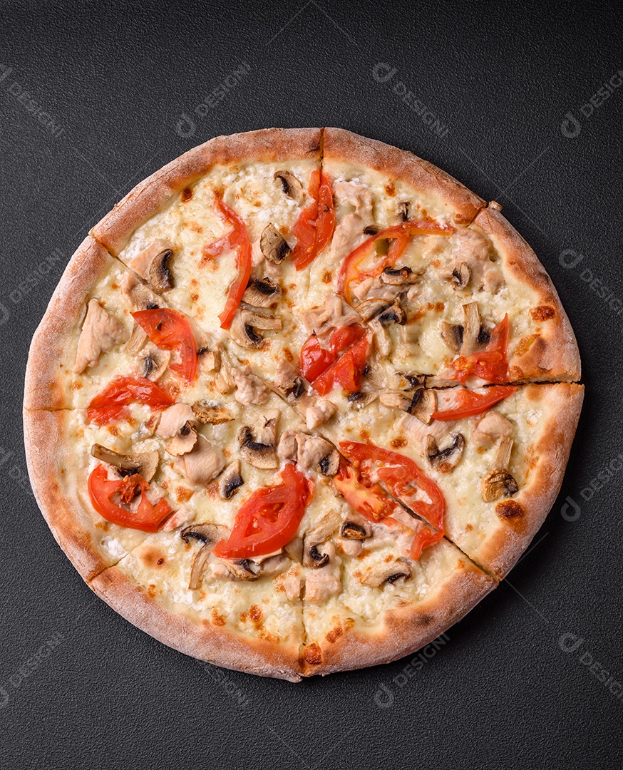 Deliciosa pizza com frango, tomate e queijo com sal e molho sobre um fundo escuro de concreto