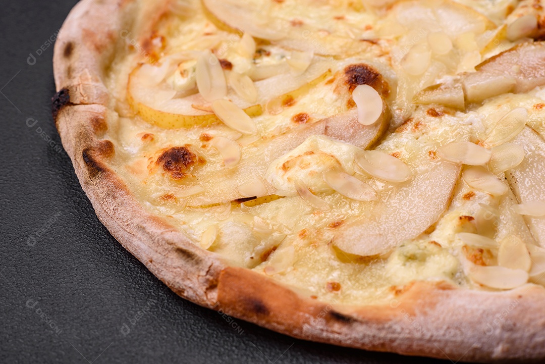 Pizza bávara com enchidos, tomates, queijo, sal e especiarias sobre um fundo escuro de concreto