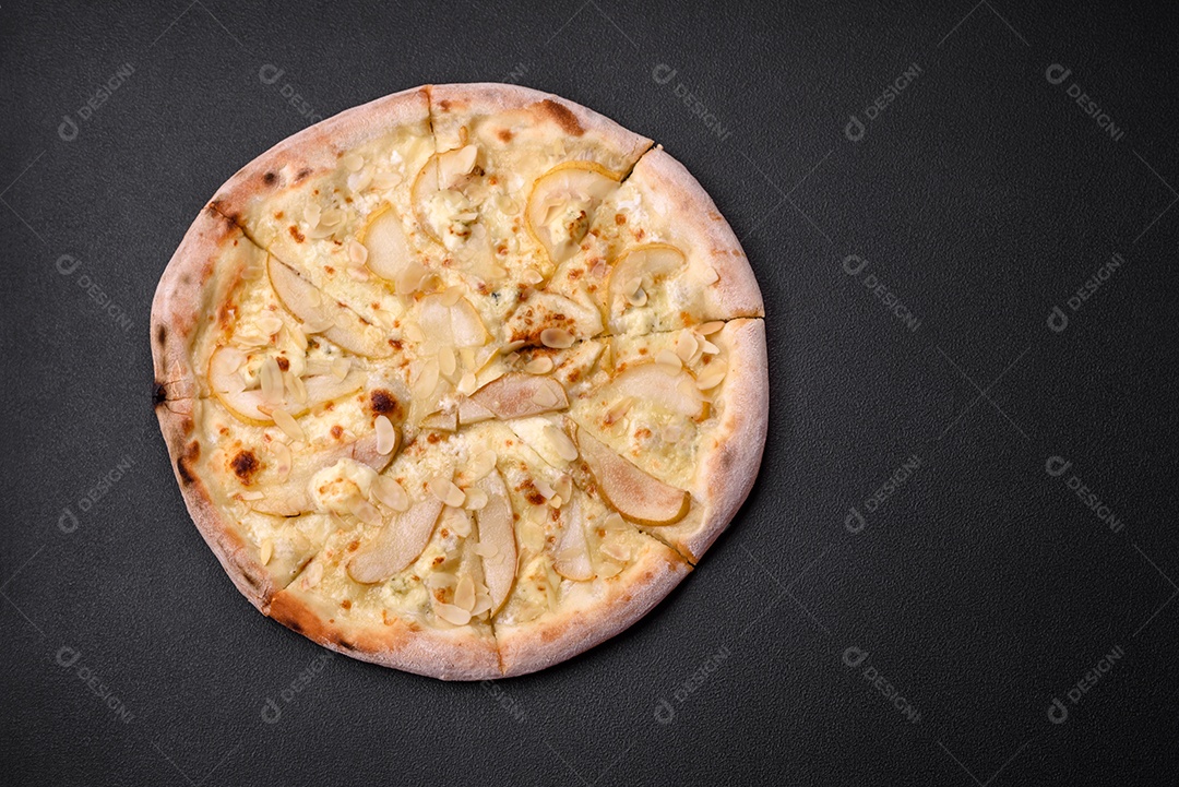 Pizza bávara com enchidos, tomates, queijo, sal e especiarias sobre um fundo escuro de concreto