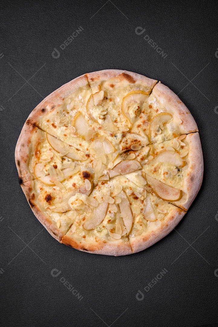 Pizza bávara com enchidos, tomates, queijo, sal e especiarias sobre um fundo escuro de concreto